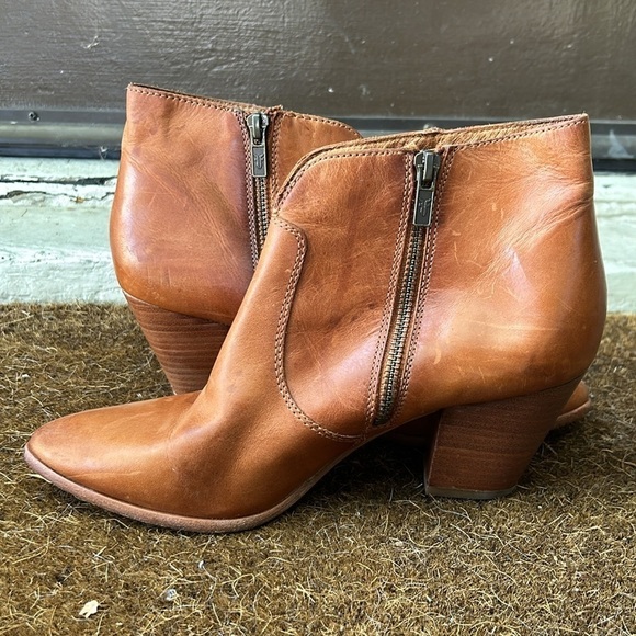 Frye Jennifer Pointed Toe Western Booties in Cognac Ankle Boots Sz 8.5 Bohemian - Picture 8 of 11